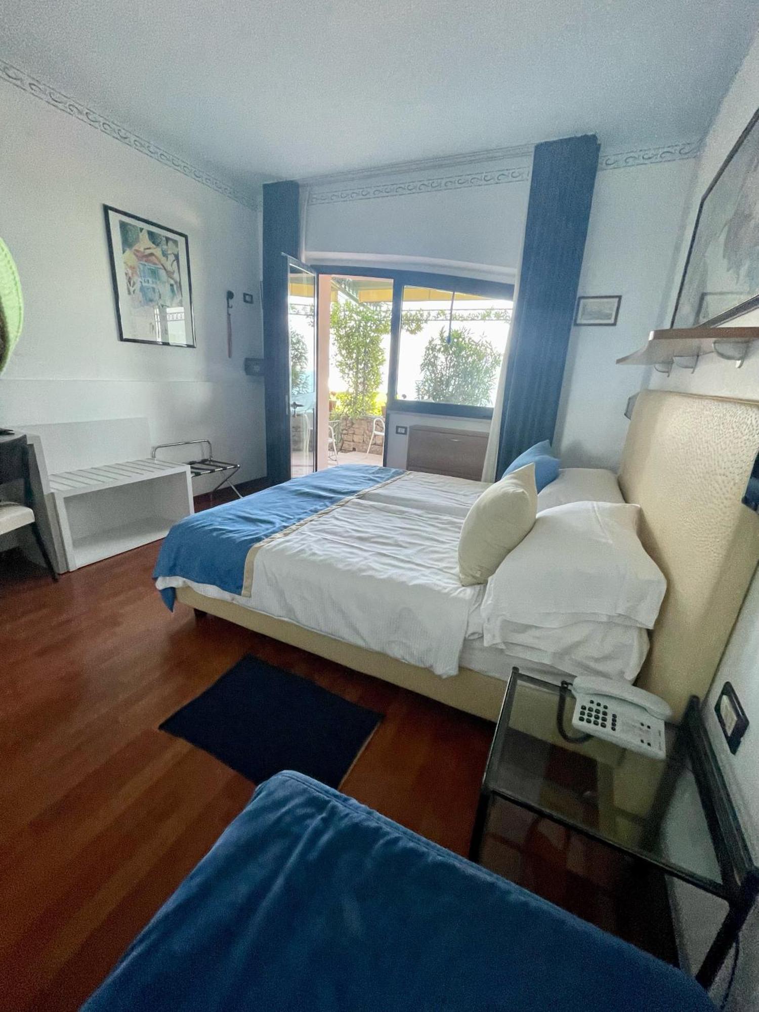 Doppel-/Zweibettzimmer mit eigener Terrasse